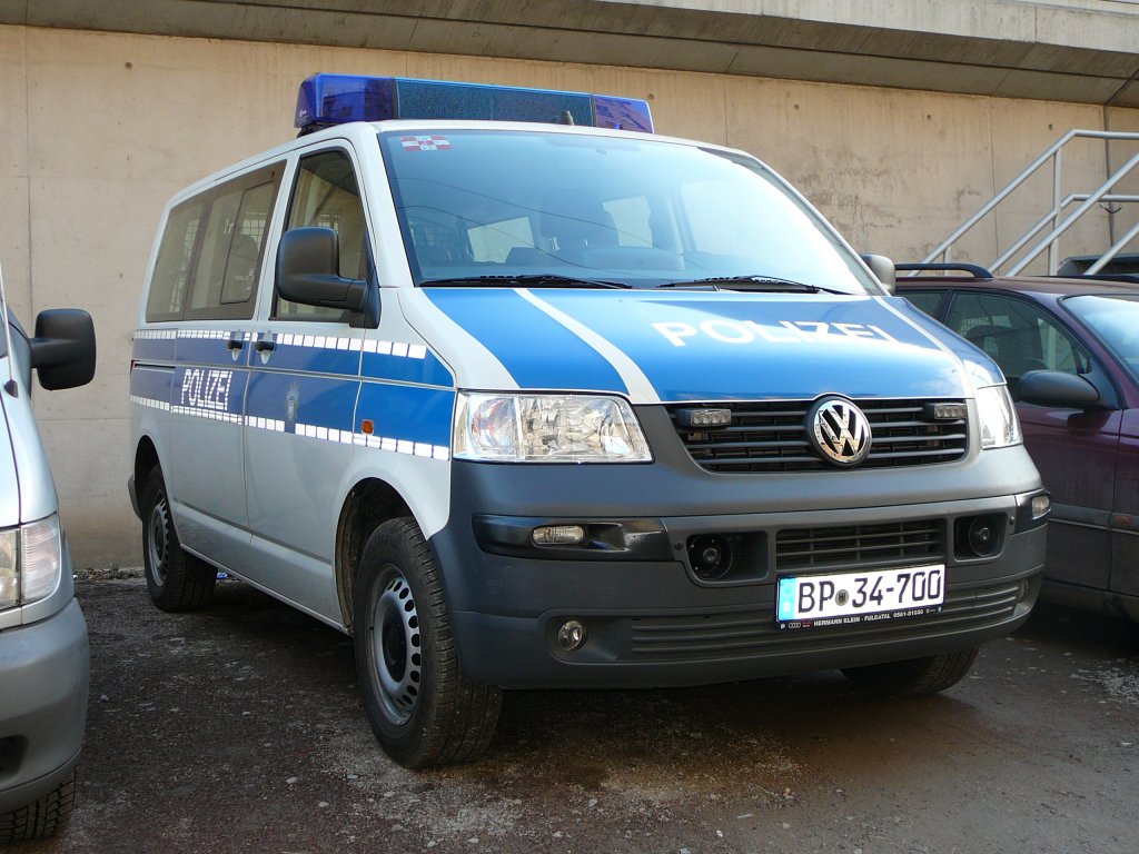 VW T 5 der Bundespolizei ist abgestellt vor der Bundespolizeiinspektion Erfurt, 15.12.2009