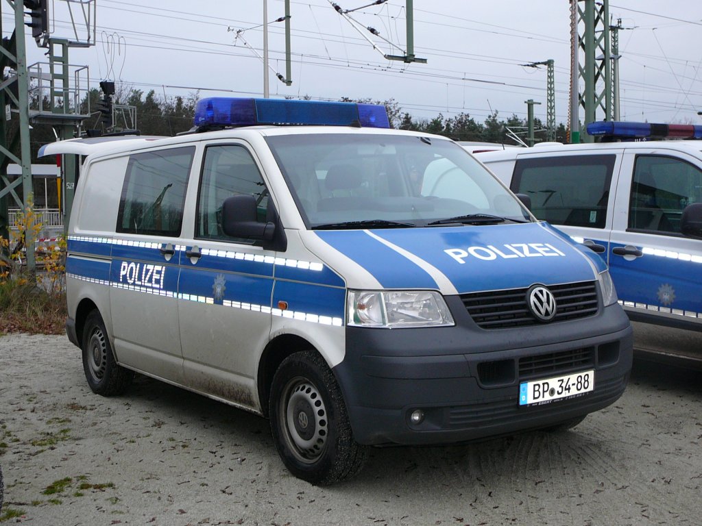 VW T 5 der Bundespolizei als Hundefhrer-Kfz. eingesetzt am Bahnhof Sportfeld in Frankfurt/Main, 05.12.2009