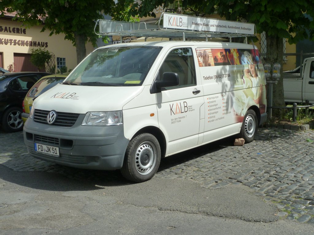 VW T 5 des Sanitrbetriebes  KALB  steht in der Fuldaer Innenstadt, Mai 2011