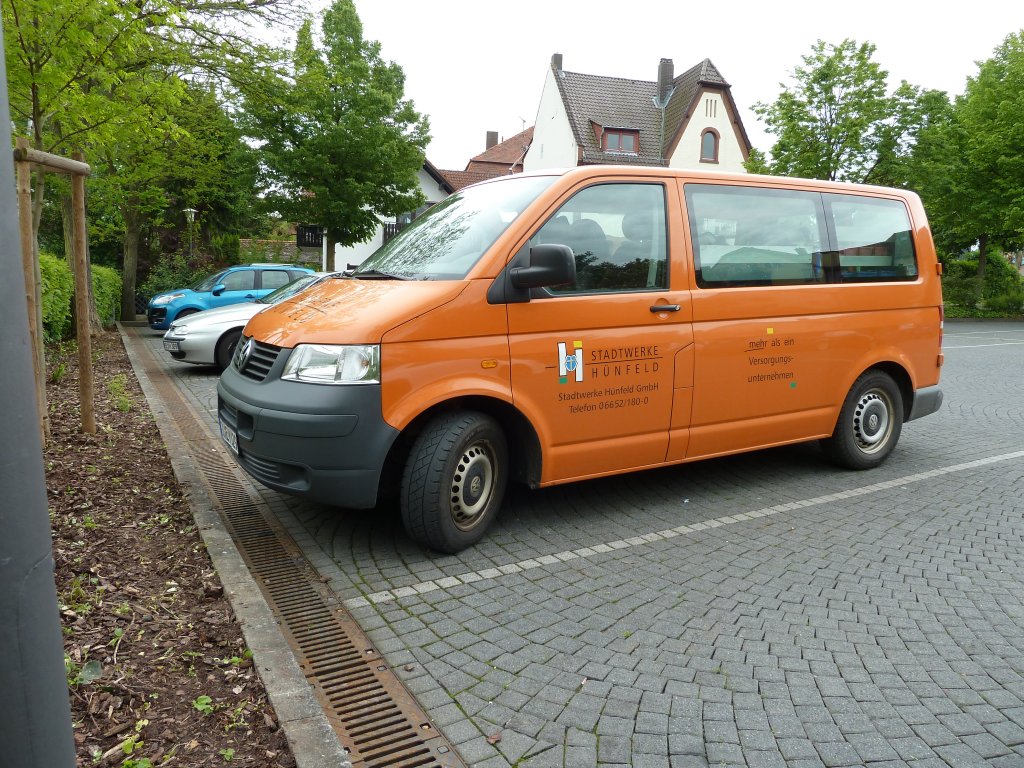 VW T 5 der STADTWERKE HNFELD abgestellt in 36088 Hnfeld, Mai 2010