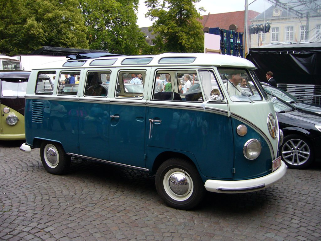 VW T1 Bus Achtsitzersondermodell der Jahrgnge 1963 - 1967. Dieser luxuris ausgestattete Bus mit Dachrandverglasung und Schiebedach konnte wahlweise 7, 8 oder 9-sitzig geordert werden. Er war als Nachfolger des legendren  Sambabusses  gedacht. Natrlich motorisiert mit einem 4-Zylinderboxermotor. Die Motorleistung betrug 42 PS aus 1.493 cm Hubraum, was zu einer Hchstgeschwindigkeit von 105 km/h fhrte. Der Verbrauch lag bei ca. 11 Liter auf 100 km. Brssel 08.08.2009.