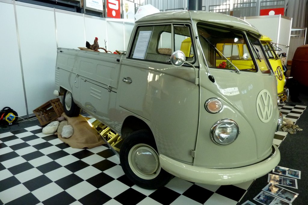 VW T1 Pritsche, bestens restaurierter Transporter, Baujahr 1964, ausgestellt zur Automobil 2012 in Freiburg, Feb.2012