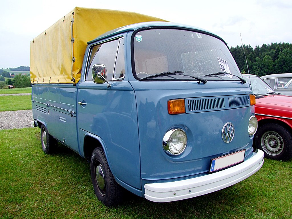 VW-T2 Pritsche, nimmt trotz regnerischem Wetter bei der Oldtimerveranstaltung in Neukirchen/Vckla teil;110703