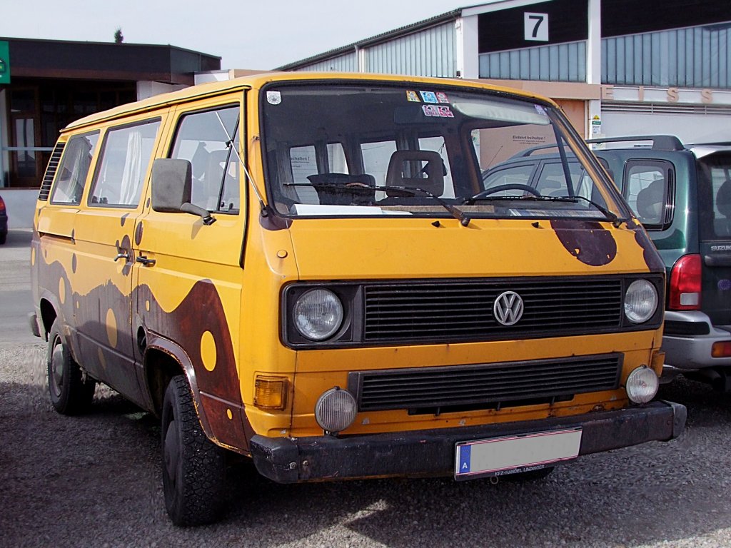 VW-T3 mit einer etwas eigenwilligen Lackierung;110312