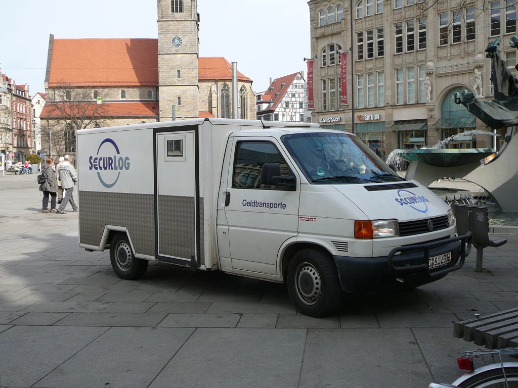 VW T4 als Geldtransporter der Firma SECURLOG unterwegs in Erfurt im April 2010
