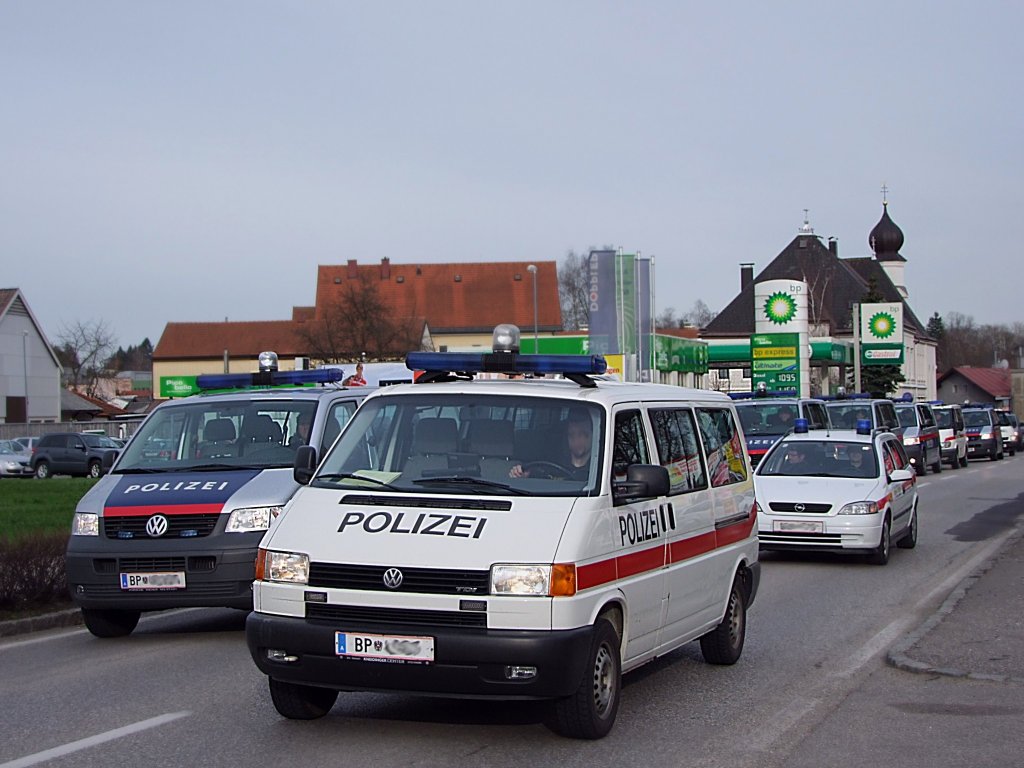 VW-T4 ist ein Teil einer Polizeiflotte,im Einsatz bzgl. des OÖ-Bundesligafußballderbys RIED÷LASK;100403