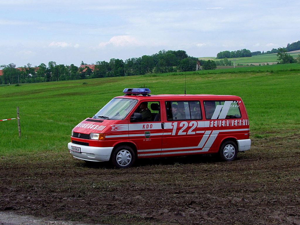 VW-T4 der FF-Ort verlsst ein Feuerwehr-Wettbewerbsgelnde;100529