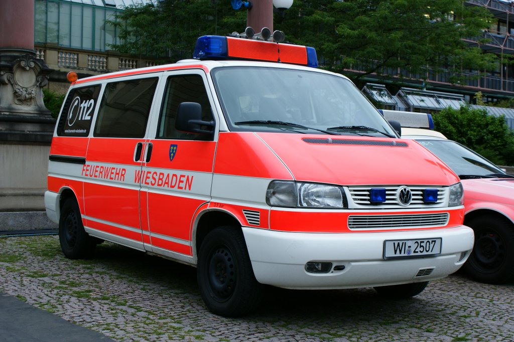 VW T4 Mannschaftstransportwagen der Feuerwehr Wiesbaden. Aufgenommen am 16.06.2012.