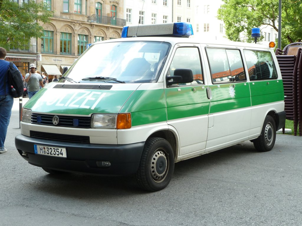 VW T4 der Münchener Polizei in minzgrün-weißer Lackierung im Stadtgebiet München, Juli 2010