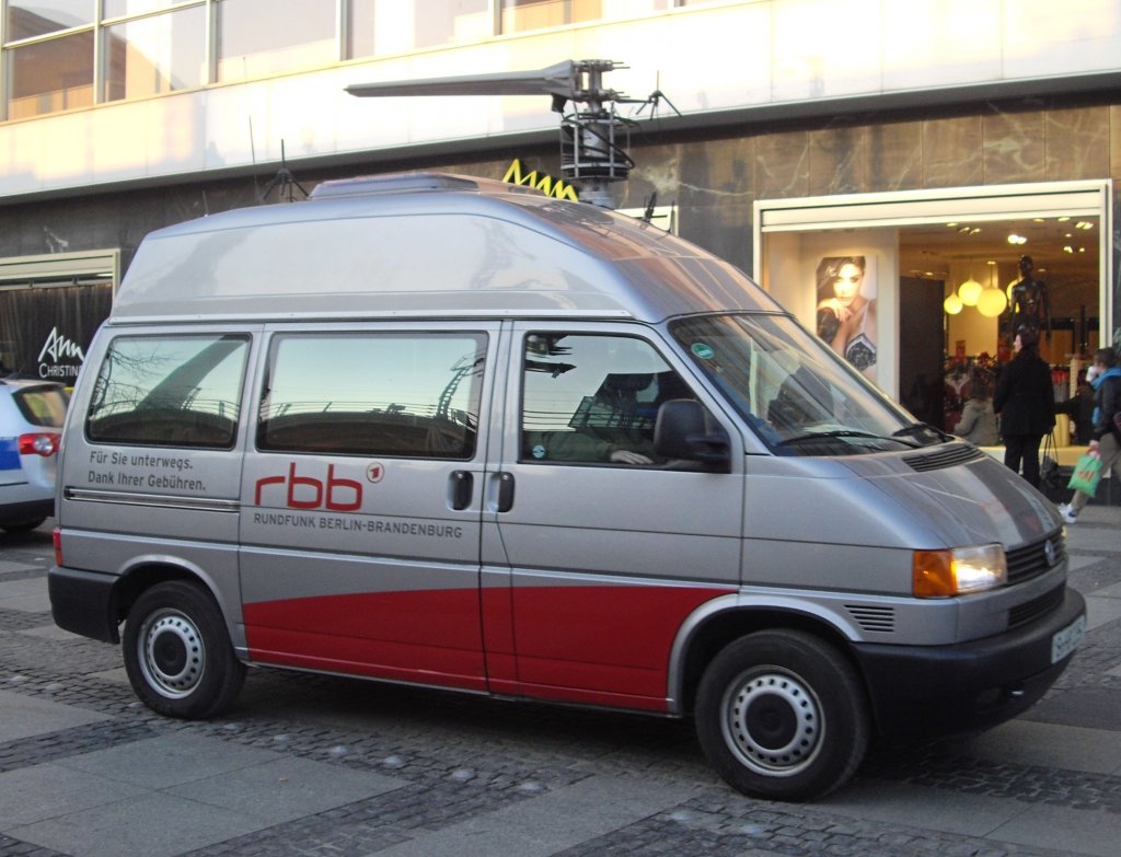 VW T4 Transporter, hier als bertragungswagen eines Fersehsenders, gesehen in Berlin 02/2011.