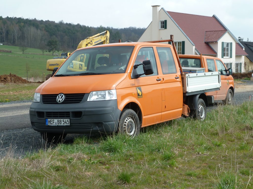 VW T5, als Doppelkabiner, von  Bickardt-Bau  steht auf einer Baustelle in 36100 Petersberg-Marbach, April 2012