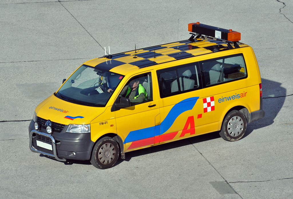 VW T5 als  Follow-Me -Fahrzeug auf dem Flughafen Salzburg - 26.04.2012