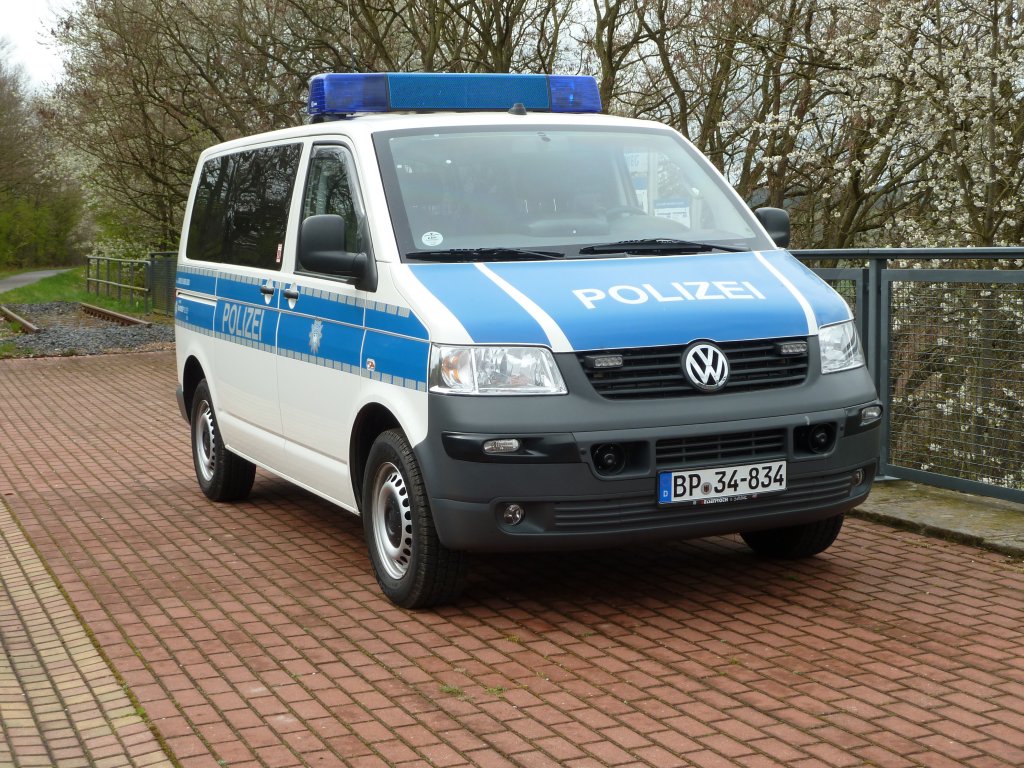 VW T5 der Bundespolizei steht auf der Klausmarbacher Brcke, April 2012
