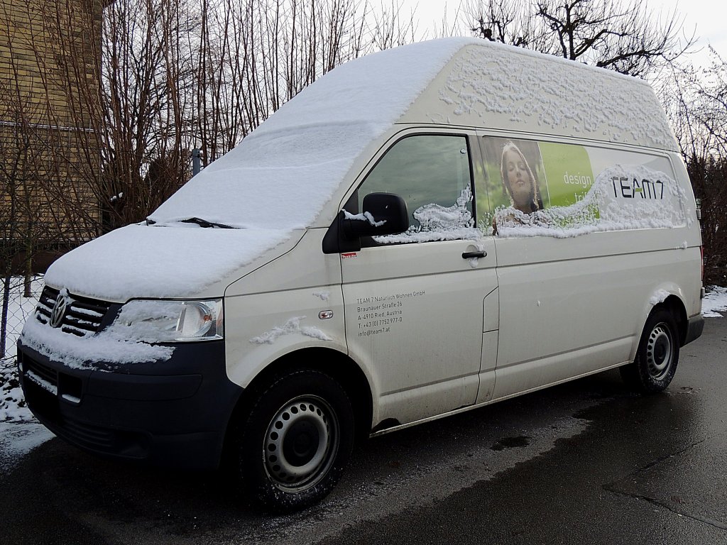VW-T5, eines Mbelherstellers sorgt in den weissen Wintermonaten auch fr ein wenig Grn; 130113