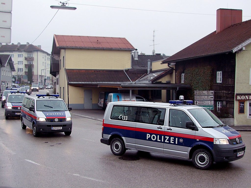 VW-T5 der Polizei in  3-facher Aufmachung  anlsslich des Fuballsttpiel SVR-RiedLASK-Linz;110219