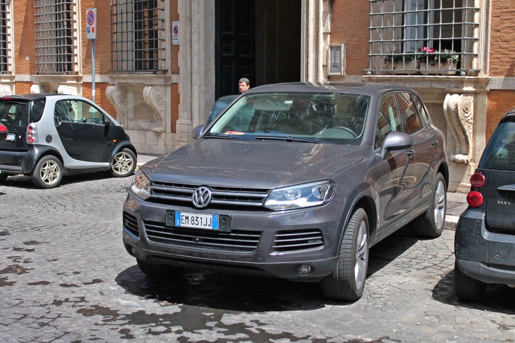 VW Touareg am 17.05.2013 abgestellt in Rom.