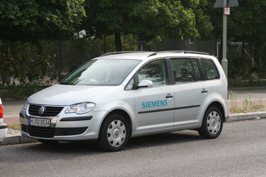 VW Touran als Siemens-Servicefahrzeug mit (bisherigem) Standard-Kennzeichen M-RD. War mal mein Firmenwagen!