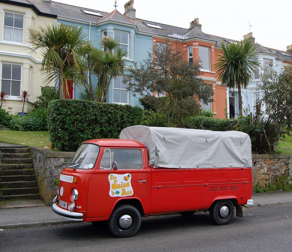 VW Transporter mit Pritsche. Aufgenommen in Sdengland am 02.06.2008.