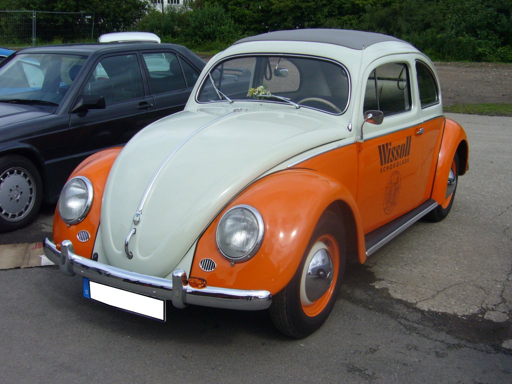 VW Typ 1 von 1956. Dieser Kfer mit Faltschiebedach stammt aus dem Fundus der Tengelmann Warenhandelsgesellschaft. Der 4-Zylinderboxermotor leistet aus 1.192 cm 30 PS. Oldtimertreffen an der Alten Dreherei in Mlheim an der Ruhr am 23.06.2013.