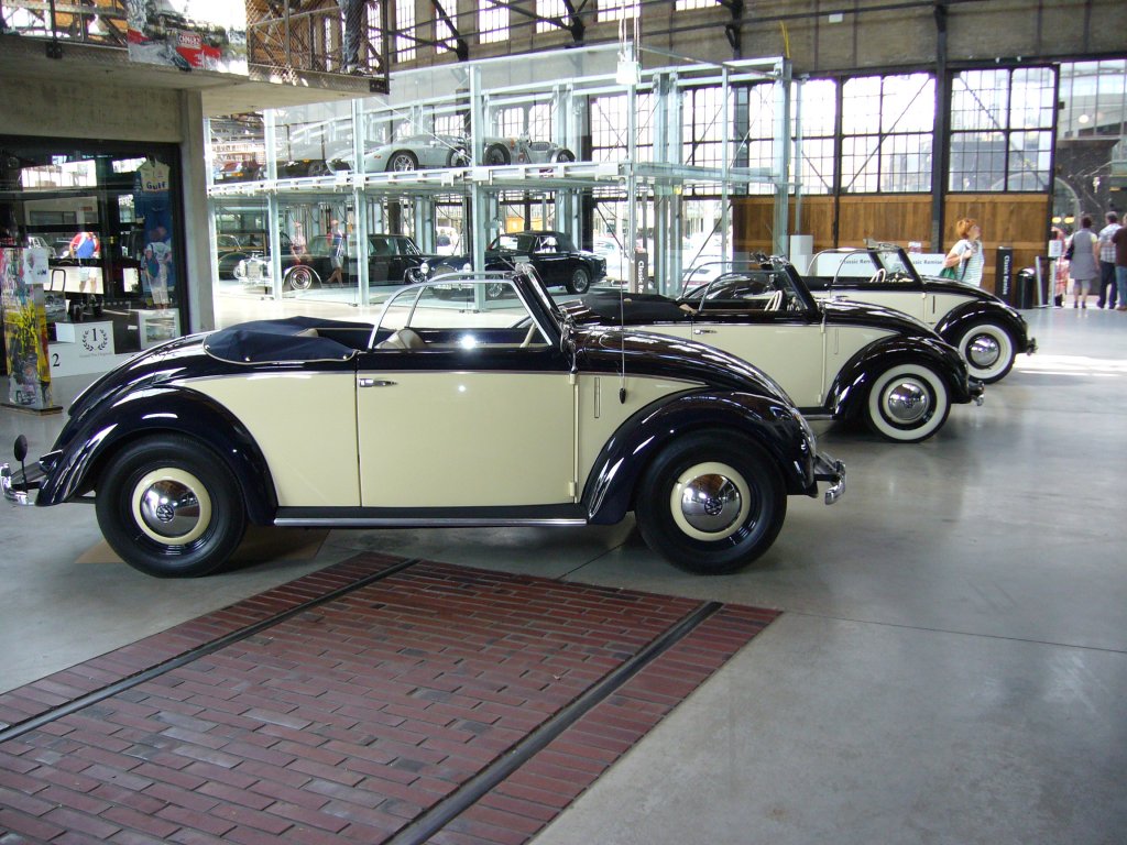 VW Typ 14 Hebmller Cabriolet. 1949 - 1952. Gleich drei von den seltenen Hebmller Cabriolets stehen hintereinander aufgereiht. Der vordere Wagen ist in der Farbkombination dunkelblau/elfenbein lackiert. Die hinteren beiden Fahrzeuge sind schwarz/elfenbein. Classic Remise Dsseldorf am 27.05.2012.