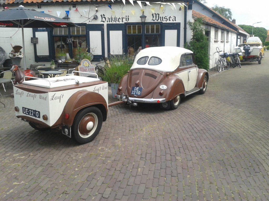 VW Typ 15 Karmann Cabriolet von 1951. Dieser mit den begehrten hinteren Radschutzblechen (Fender skirts) versehene Typ 15 kam mir am 11.07.2013 in der Nhe von Renesse/NL vor die Linse.
