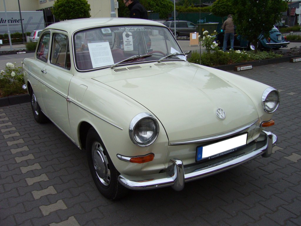 VW Typ 3 1600 von 1968. Der Typ 3 wurde 1961 vorgestellt und blieb bis 1973 im VW-Programm. Als 1600´er kam er 1965 auf den Markt. Das abgelichtete Fahrzeug war von 1968 - 2009 bei einer lteren Dame in erster Hand. Der 4-Zylinderboxermotor mit 1.584 cm leistet 54 PS. Oldtimertreffen Essen Kupferdreh 29.05.2011.