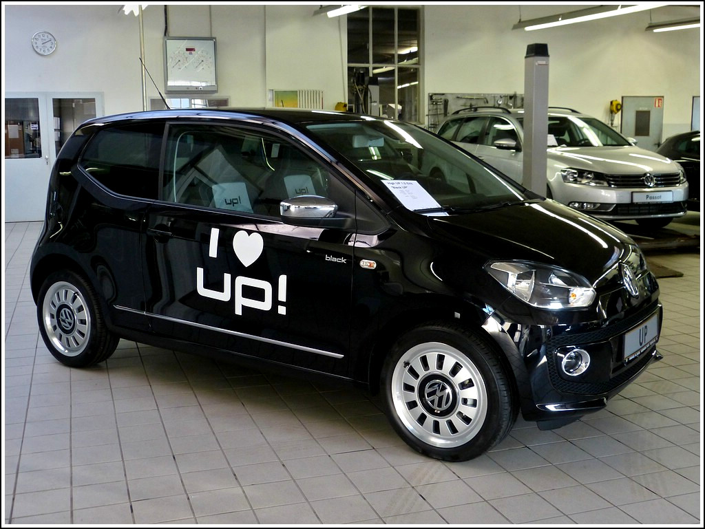 VW UP 1,0 aufgenommen am 04.02.2012 bei der alljhrlich stattfindenden Neuwagenaustellung in Luxemburg am letzten Januar- und erstem Februarwochenende. 