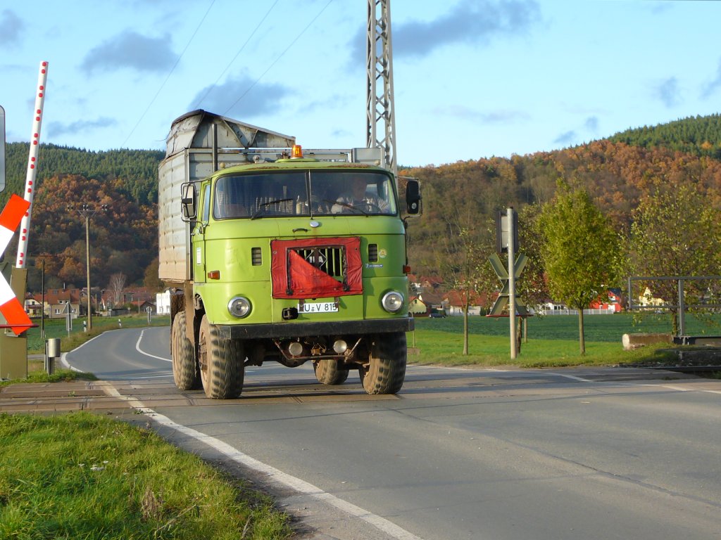 W 50 passiert einen Bahnbergang