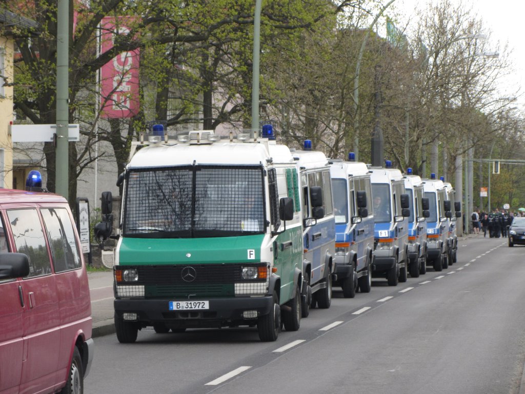  Wannen  der Berliner Polizei zur Absicherung zweier Demos (NPD und Gegner) am 1.5.2013 in der Treskowallee in Berlin. Kennzeichen des vordersten Fahrzeugs: B-31972