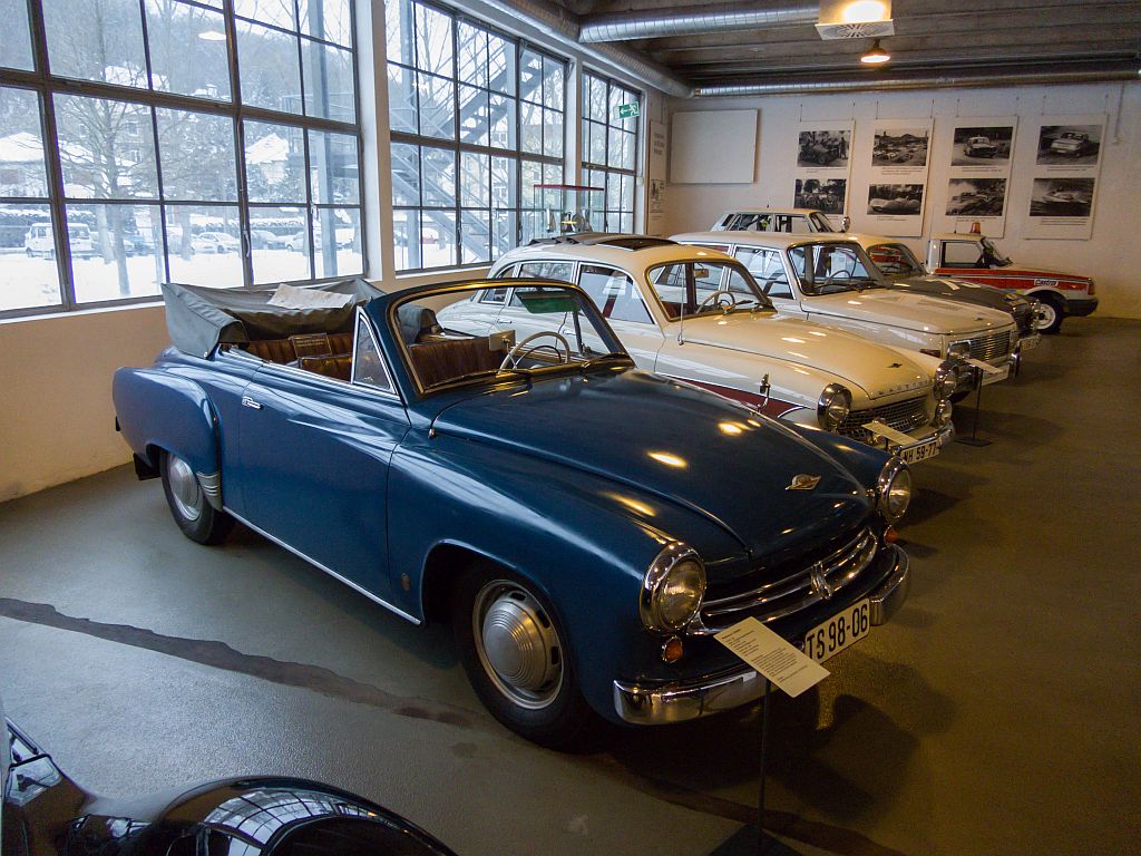 Wartburg 311-2. Die wichtigste Daten sind: 37PS, 1010Kg, 16370 (Ost)DM. Zwischen 1956 und 1960 wurden 2760 Exemplaren gebaut. Aufnahme: Automobilwelt Eisenach am 25.01.2013.