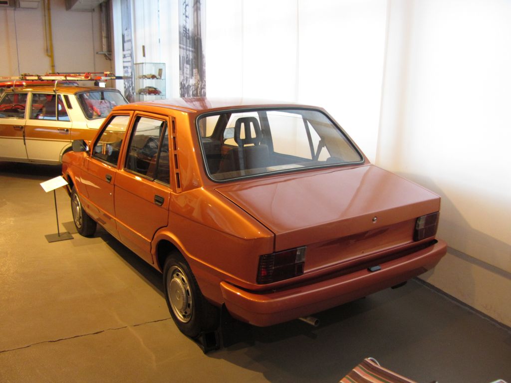Wartburg 610 M-1 Prototyp (1978). Wer daran denkt, dass sich dieses Modell an den Dacia Modellen hnelt, hat recht. Das Motor und viele  Ideen  wurden von Dacia genommen.
(Automobilwelt Esenach am 25.01.2013)
