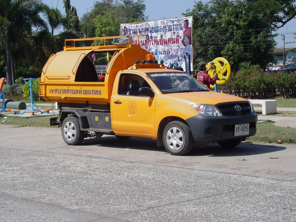 Was man nicht alles aus einem Toyota Pick-up machen kann: z.B. einen kleinen Mlltransporter, gesehen am 25.01.2011 in Hui Thalaeng im Nordosten Thailands