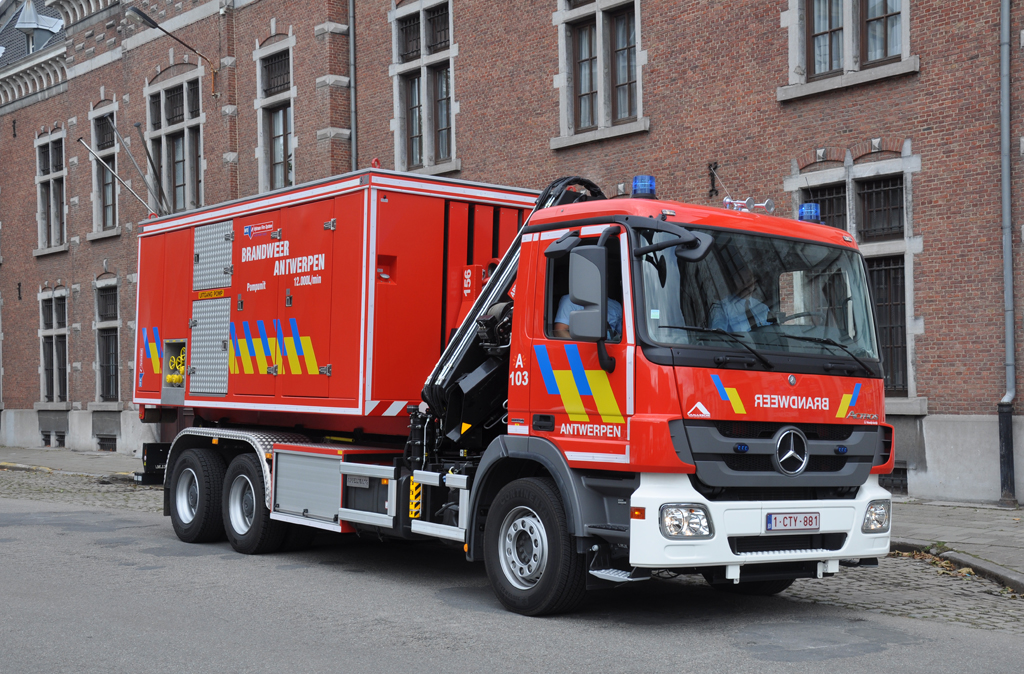 Wechselladerfahrzeug Mercedes-Benz Actros MP3 2641L 6x4 Aufbau Leebur Multilift & Vanassche der BF Antwerpen, Aufnahme am 21.07.2012 in Brussel