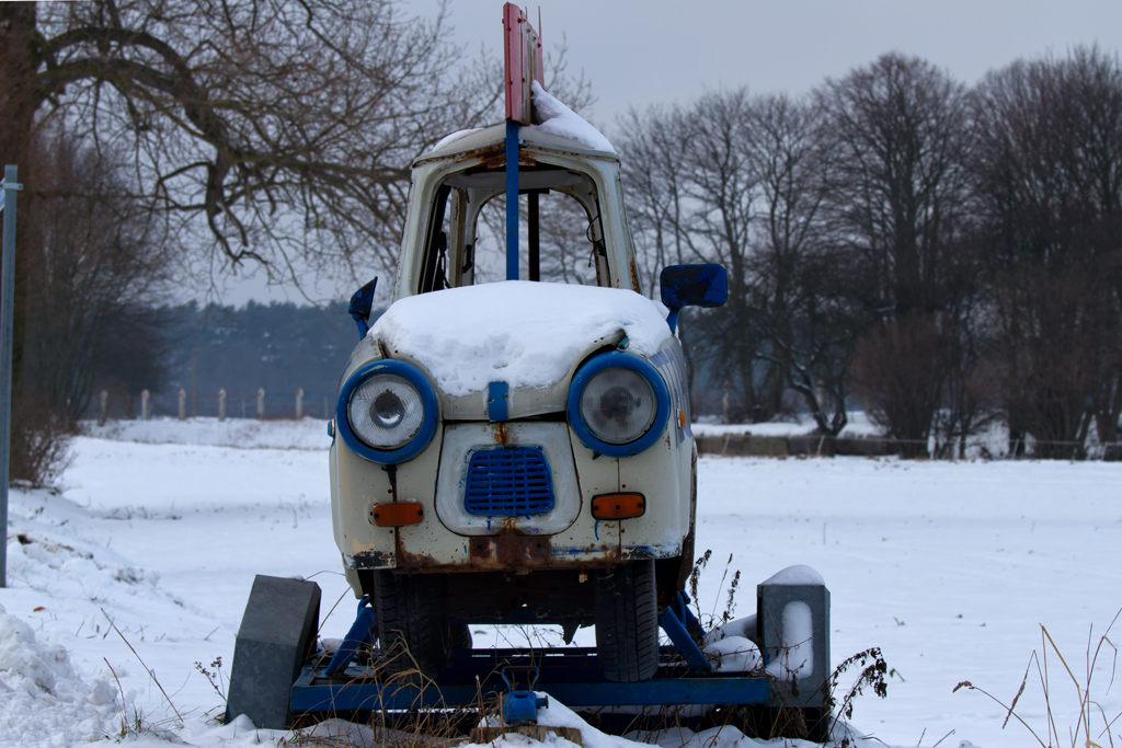 Weder fahrtchtig, noch schn, aber mglicherweise der schmalste und lustig dreinschauendste Trabi, der als Wegweiser dient, hier in Dargen auf der Insel Usedom. - 16.01.2013
