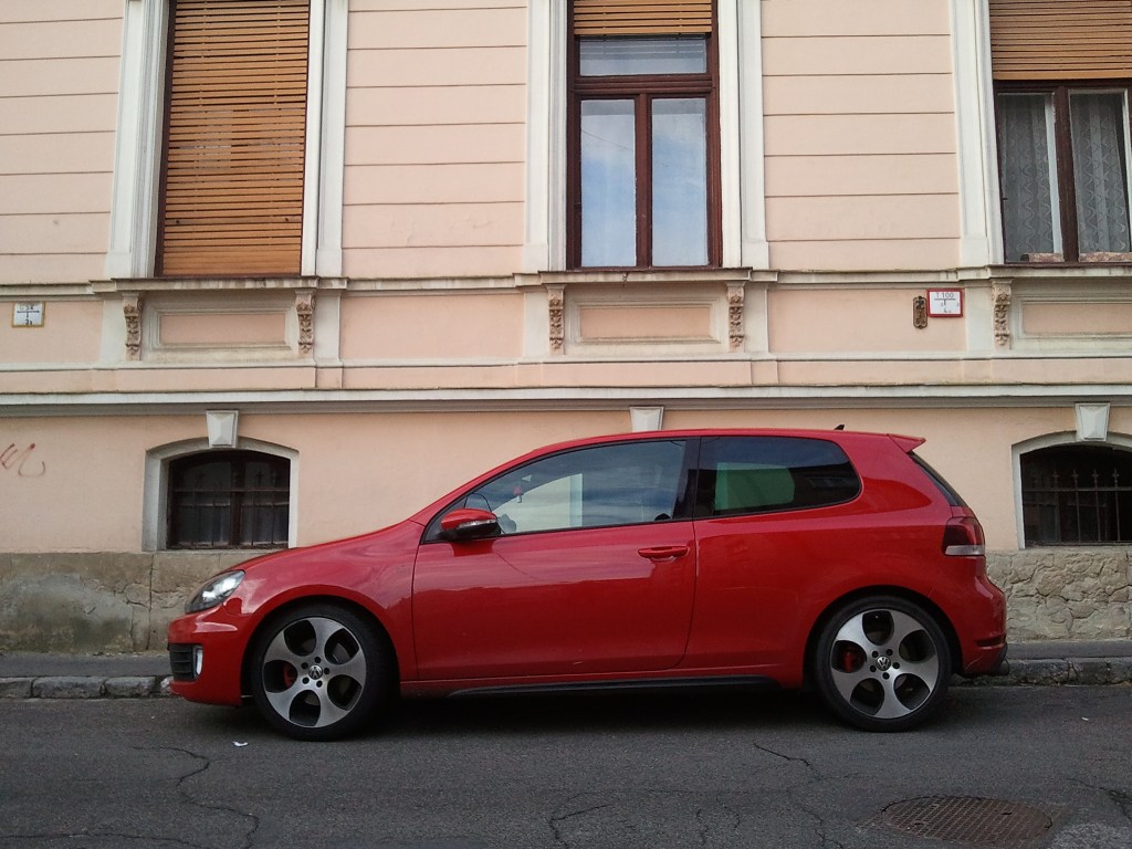  Weihnachtsmann-Roter  VW Golf VI GTI parkiert vor einem alten innenstädtischen Bürgerhaus. Gesehen am Nikolaustag :) (06.12.2011).
