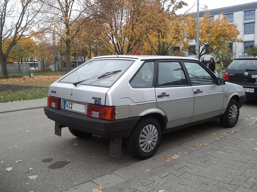 Wie berraschend! Ein Lada (Samara) in (West)Deutschland, und noch in alltglicher Nutzung!
(Foto: 23.10.2012)