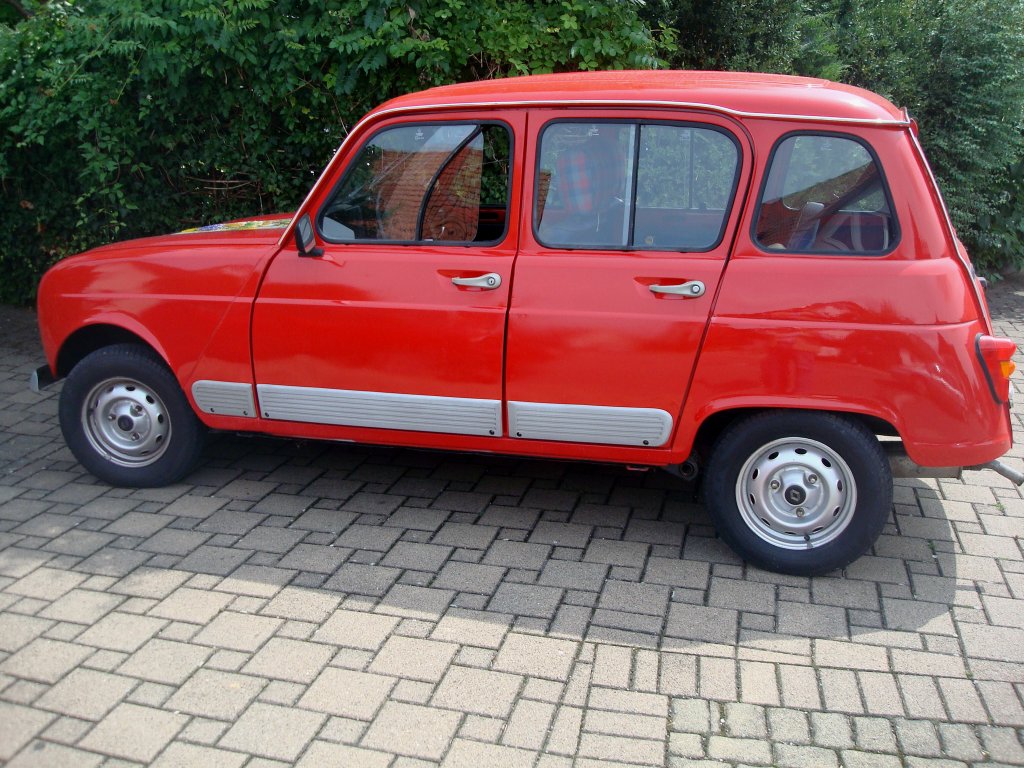 wird langsam selten auf unseren Straen, der R4 von Renault,
von 1961 bis 1992 wurden ber 8 Millionen Stck gebaut,
4-Zyl.Reihenmotor, 750-1100ccm,
Juli 2010 