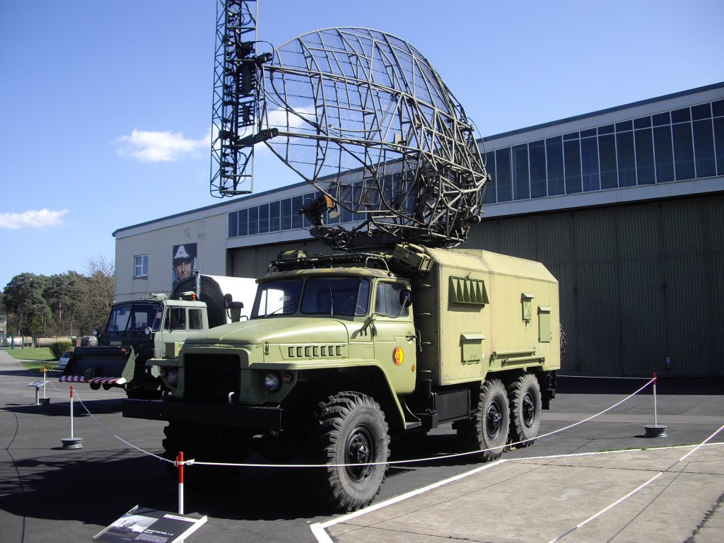 Zil 157K der NVA, hier mit sowjetischen Radarsystem zur Freund-Feind-Erkennung. Es wurde in der NVA unter anderem in Verbindung mit Flugabwehrsystemen zur Luftberwachung eingesetzt. Gesehen im Luftwaffenmuseum Gatow, 09.04.2011