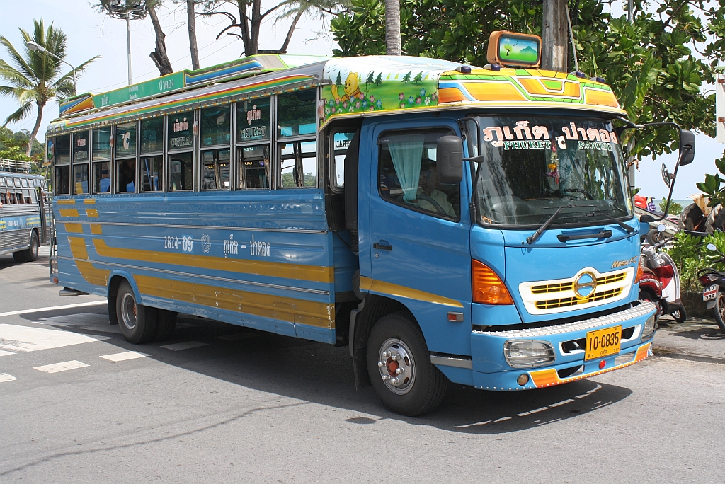 Zum Bus umgebauter LKW HINO 300 MEGA FC mit der Nr. 1814-09 der Linie Phuket-Patong am 05.Juni 2011 an der Endstelle in Patong.