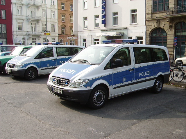 Zwei Bundespolizei Mercedes Benz Vito in Frankfurt am Main Hbf am 27.03.11