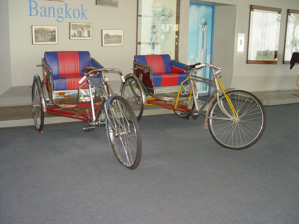 Zwei Fahrradrikscha in einer Ausstellung in Bangkok am 14.01.2011. In Bangkok sind diese Fahrradrikschas als Taxi im Strassenverkehr jetzt verboten, in anderen Städten aber noch üblich.
