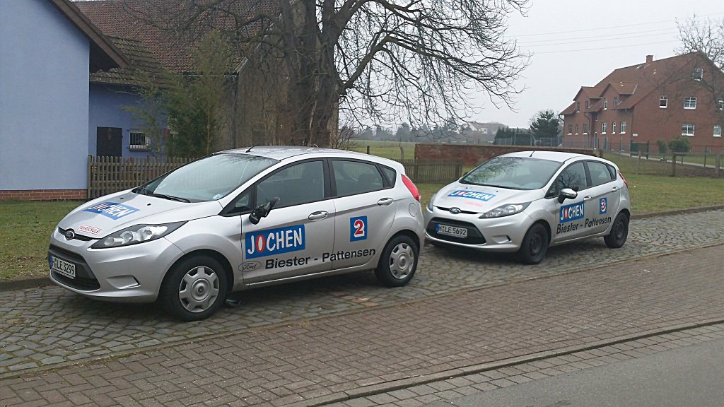 Zwei Ford Fiesta, von Fahrschule  Jochen Biester  in Lehrte, am 30.01.2011.
