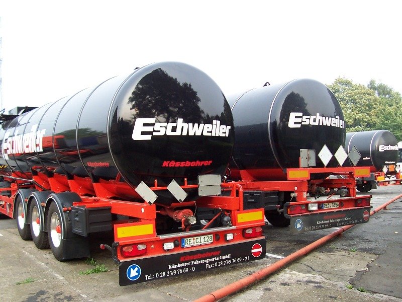 Zwei frisch gewaschene Bitumen Tankauflieger der Spedition Eschweiler aus Herten (Heckansicht) aufgenommen am 03/01/2004