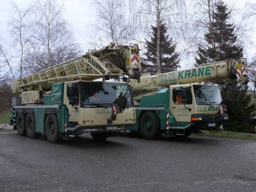Zwei H.N.Autokrne standen,am 19.Februar 2012,in Bergen/Rgen.