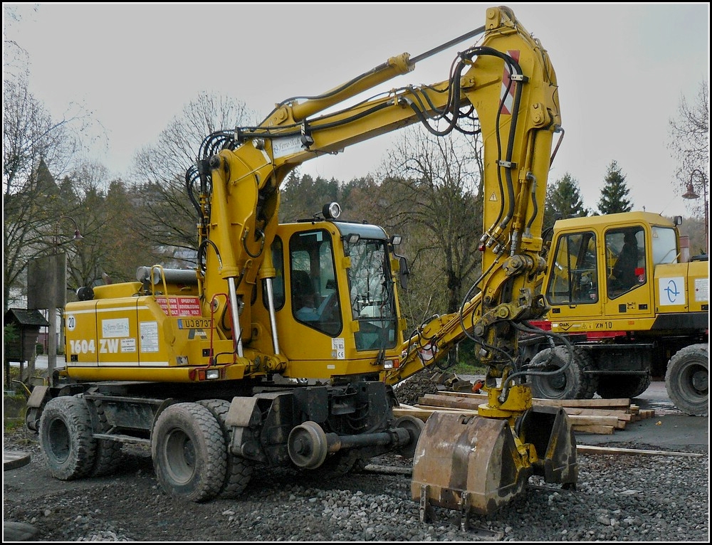 Zweiwegebagger Atlas 1604 ZW aufgenommen nahe der Baustelle am Bahnbergang in Wilwerwiltz am 07.11.2009.