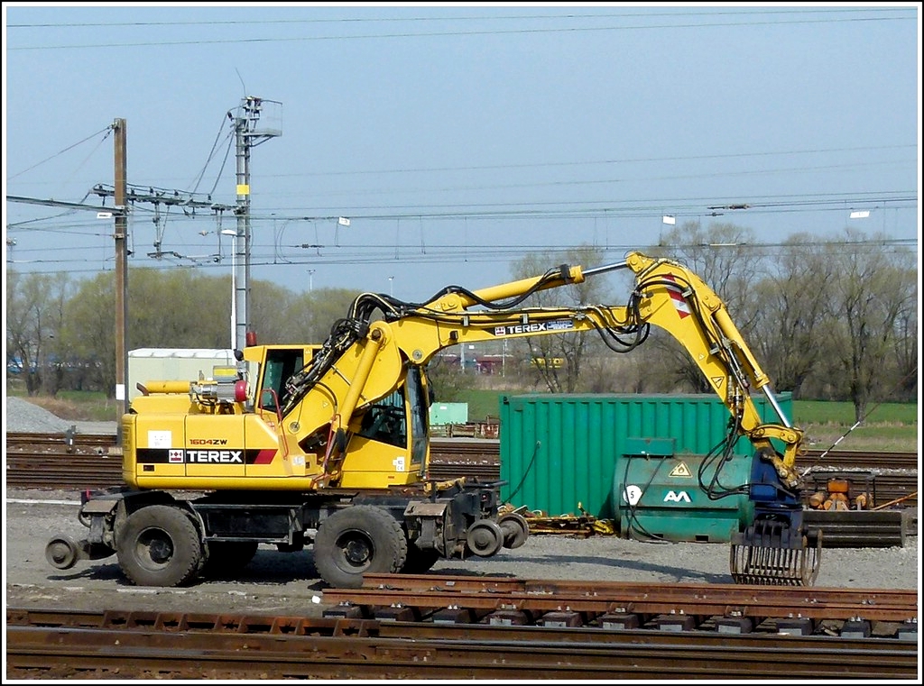 Zweiwegeradlader TEREX 1604ZW wartet an einer Bahnbaustelle auf seinen nchsten einsatz 24.03.2012.