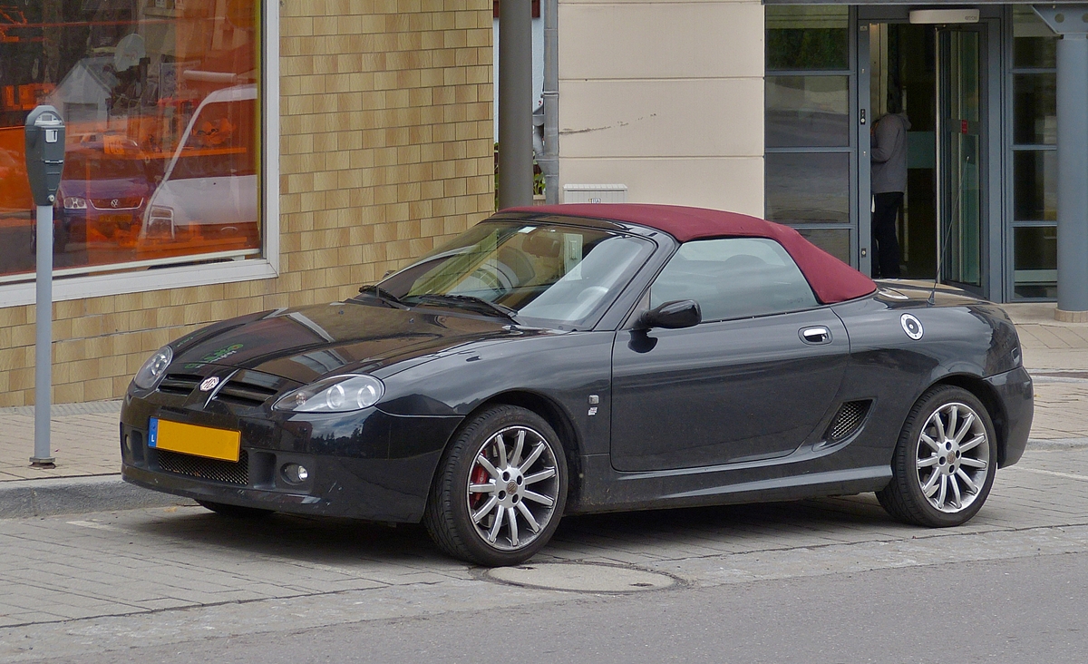  . Am Strassenrand stand dieser MG TF 160 Cabrio.  27.07.2015