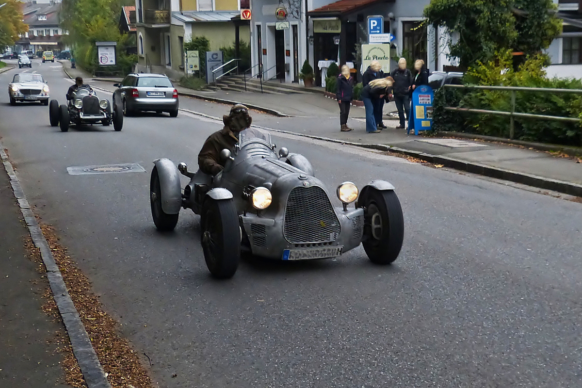 . Alfa Romeo älteren Jahrganges, gesehen bei einer Oldtimerrundfahrt in Oberbayern am 10.10.2015.