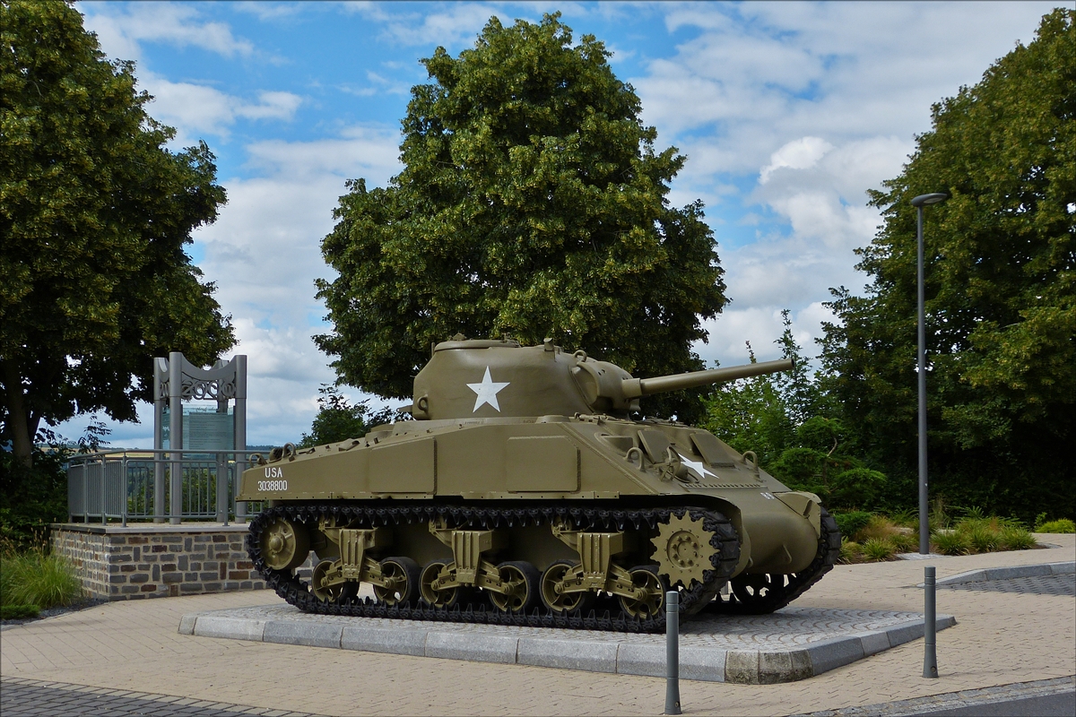 . Am 25.07.2016 kehrte dieser Sherman Panzer M4 (75 mm Kanone), 3038800, an einen neuen Standort, dem  „Point Belle Vue“  am Eingang von Wiltz zurück,  am 18. März 2014 wurde er von seinem angestammten Platz, dem Place des Martyrs,  wo er seit 1946 als Denkmal abgestellt war,  zur Restauration  in der Kaserne der belgischen Armee in Bastogne transportiert.Hier wurde er von Spezialisten des „Vehicles Restoration Center“ restauriert.

Ende des 2. Weltkrieges am 19.Dezember 1944 hatte die Besatzung den Panzer nahe Wiltz in einem Misthaufen festgefahren, wo dieser Einsackte und so hier zurück gelassen wurde, von hier wurde er im Jahr 1946 nach stundenlanger Arbeit aus seiner misslichen Lage befreit und nach Wiltz abgeschleppt. Der Panzer gehörte zu dem 707. US Tank-Bataillon.
Bedanken möchte ich mich bei Herrn Weber V. für di Infos die er mir ohne Probleme zukommen ließ.   25.07.2016 (Hans)

Aus einem Artikel im Luxemburger Wort am 30.07. kann ich noch diese technichen Daten anfügen:
Gewicht: 30,5 t; L 5,90 m; B 2,84 m; H 2,75 m; Kanone 75 mm, später 76 mm: Motor 350 Ps; max 40 km/h; Besatzung 5 Mann.