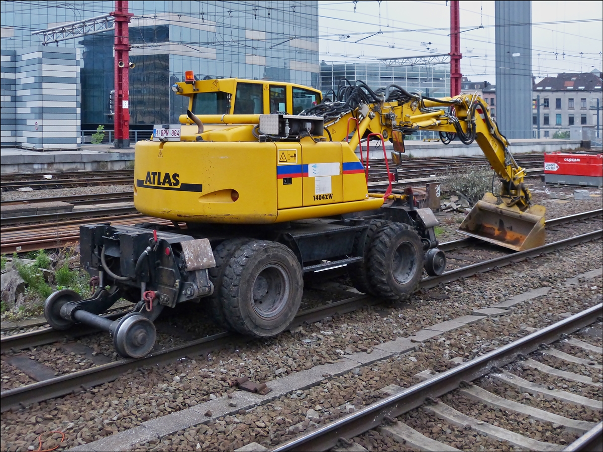 . ATLAS 1404ZW aufgenommen an einer Bahnbaustelle im Bahnhof von Brssel Midi am 05.04.2014.